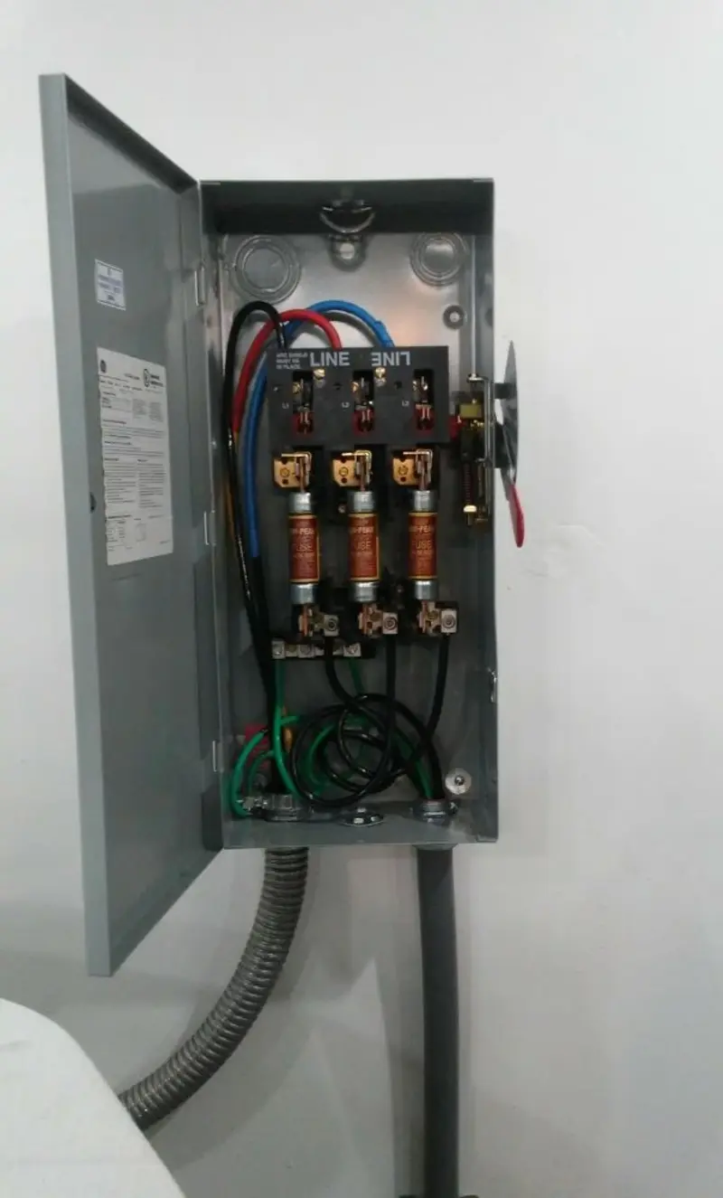 Three-phase disconnect switch installed for Smoke Detector Installation in Mila Doce